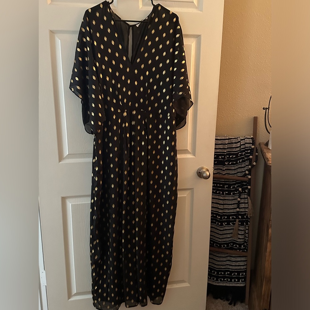 A’Beautiful Soul (Arula) Jumpsuit Size B (18/20). Black and Gold. Shirt Sleeve.